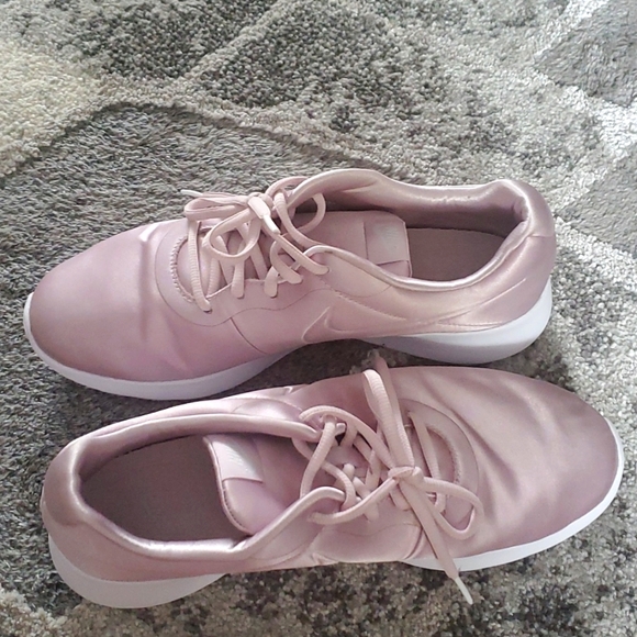 Nike Shoes - Nike Tanjun pink metallic tennis shoes size 11